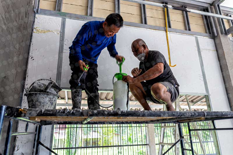 กาวโฟม.. วัสดุโฟมอีพีเอสที่นำมาใช้ในงานโฟมก่อสร้าง หลายส่วนที่ติดตั้ง จำเป็นต้องใช้เคมีภัณฑ์และอุปกรณ์เข้าไปมีส่วนร่วม เพื่อเพิ่มประสิทธิภาพ และการใช้วัสดุโฟมให้คุ้มค่าที่สุด “เอ.ที.โฟม” เราคำนึงถึงความจำเป็นและได้ออกผลิตภัณฑ์ เคมีภัณฑ์โฟมก่อสร้าง ในนามแบรนด์ลิง “ LING ” แบรนด์เคมีภัณฑ์เพื่อโฟมก่อสร้าง