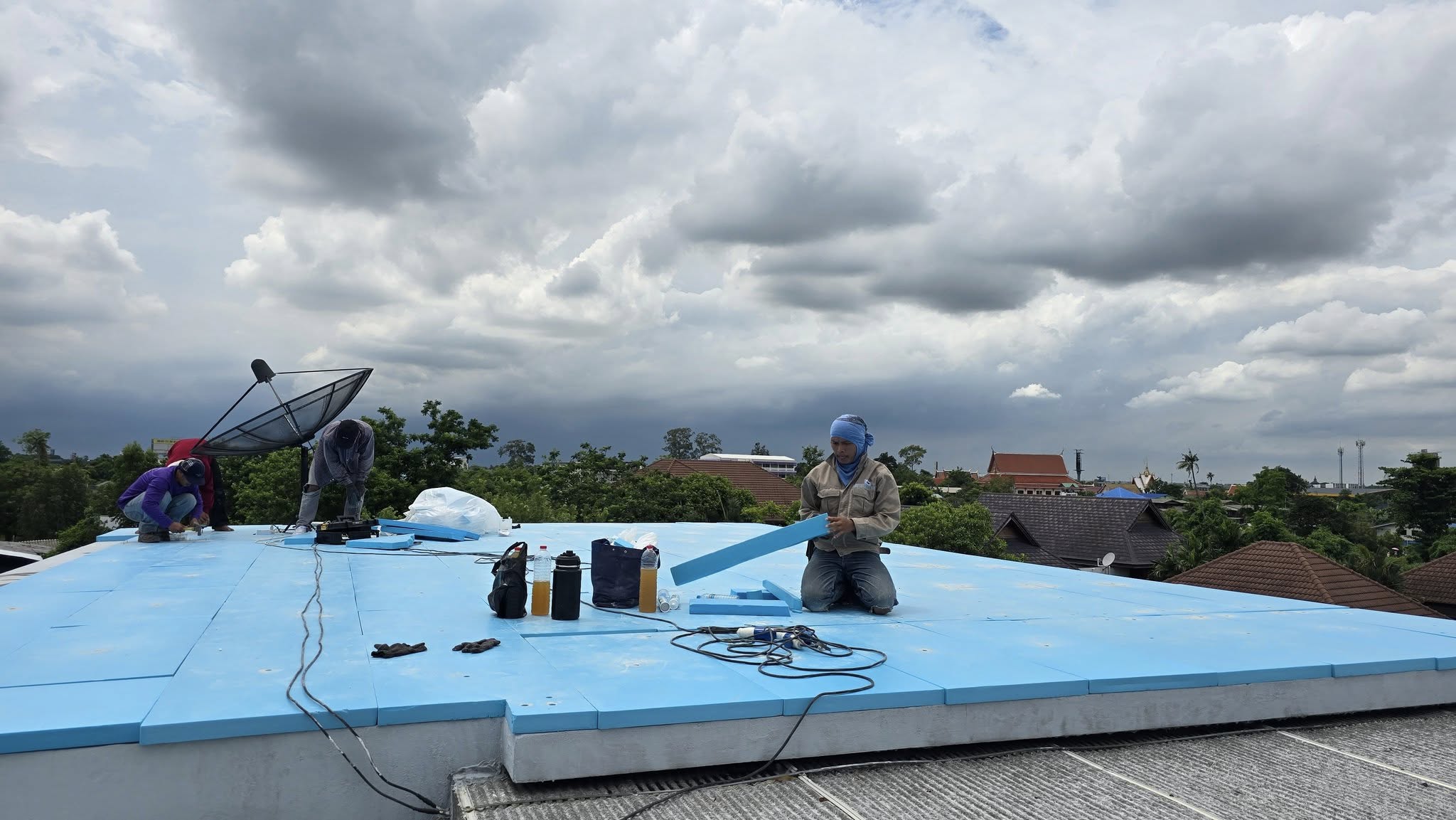 ปัญหาดาดฟ้าร้อนและพื้นคอนกรีตแตกร้าว สาเหตุน้ำรั่วซึมเข้าตัวอาคาร