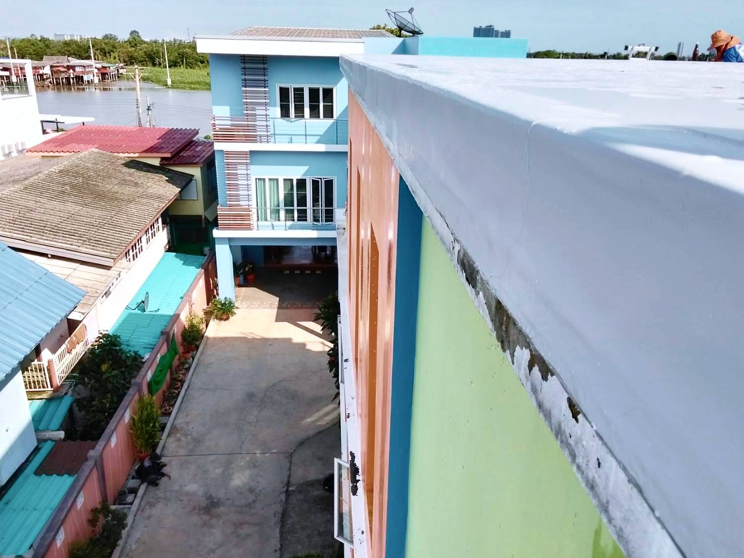 การติดตั้งฉนวน XPS Foam เข้ามุมดาดฟ้าเพื่อป้องกันความร้อนรั่วไหล