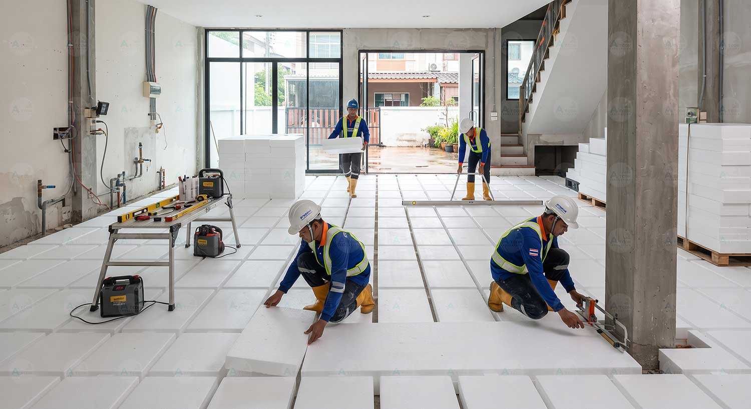 ภาพการยกพื้นสูงทั้งชั้น Full-Floor Raising ด้วยบล็อกโฟม EPS สำหรับบ้านชั้นเดียวหรือทาวน์โฮม เพื่อยกระดับพื้นชั้นล่างขึ้นยกชุด ป้องกันน้ำทะลักเข้าบ้านในช่วงฤดูฝนและน้ำหลาก